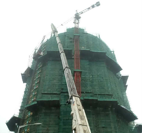 阿克塞吊车在工地上作业